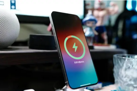 沈河苹果15换屏服务分享用什么充电器给iPhone15充电更好 